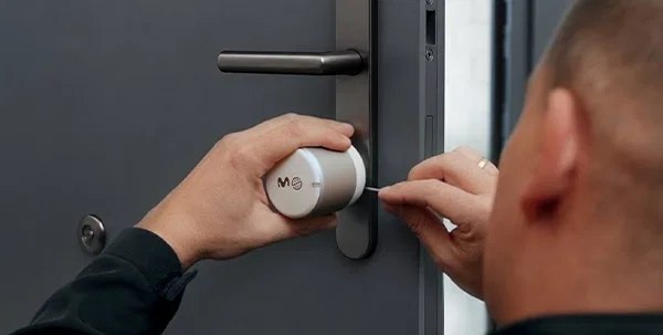 Técnico instalando la Cerradura Inteligente en la puerta de entrada