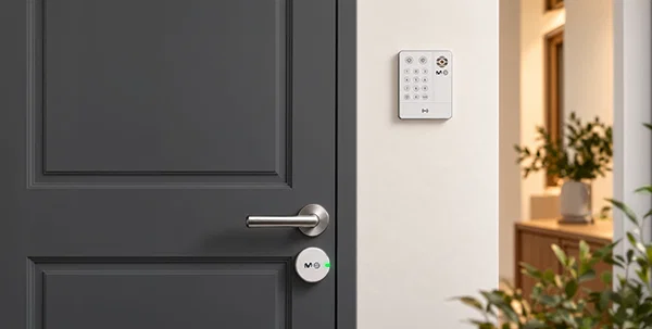 Puerta principal con la Cerradura Inteligente y el teclado de la alarma