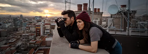 Vigilantes de seguridad supervisando la ciudad