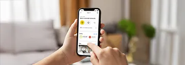 Persona controlando su alarma desde la app en el móvil