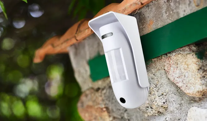 Detector exterior con cámara en una fachada