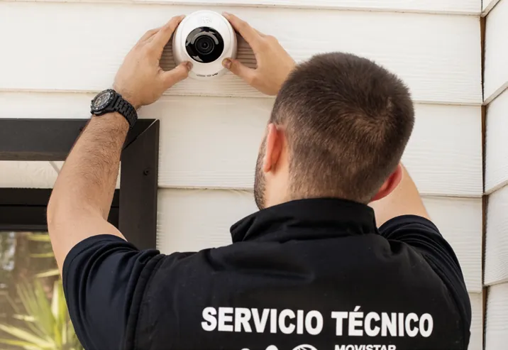 Técnico de Movistar Prosegur Alarmas instalando una cámara